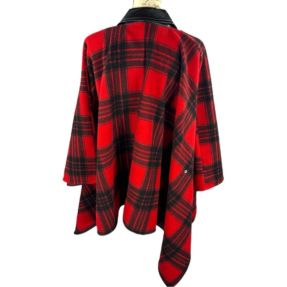 NWT Rock & Republic Womens Plaid Fringe Faux Leather Trim Poncho Red/Black - Picture 4 of 13